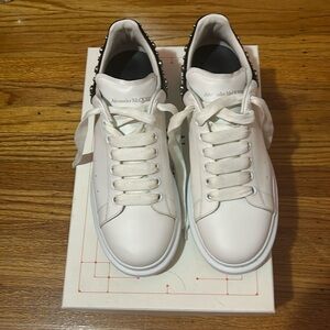 Alexander McQueens black/white size 9/42